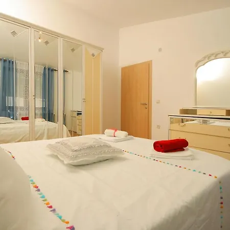 Tomy *